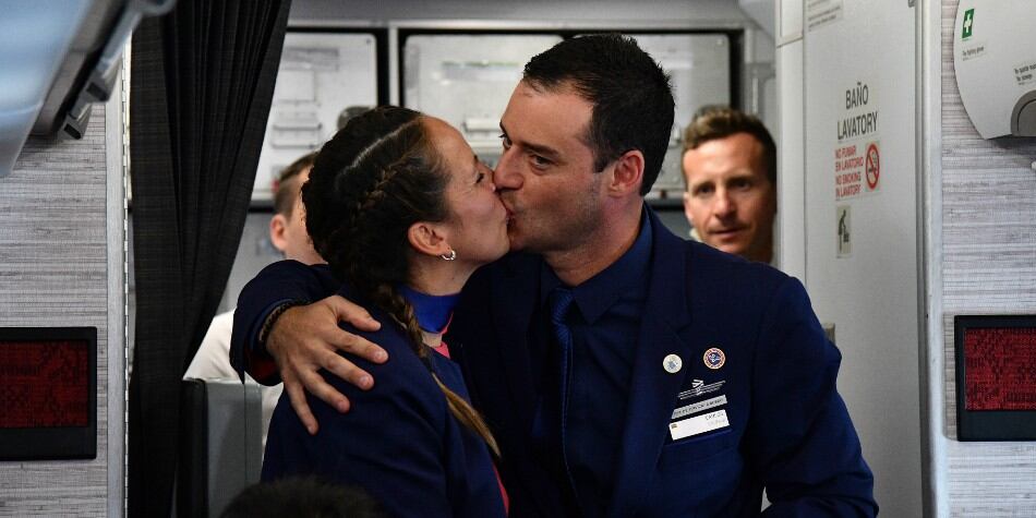 Se trata del primer matrimonio que se celebra a bordo del avión papal. Fuente: AFP