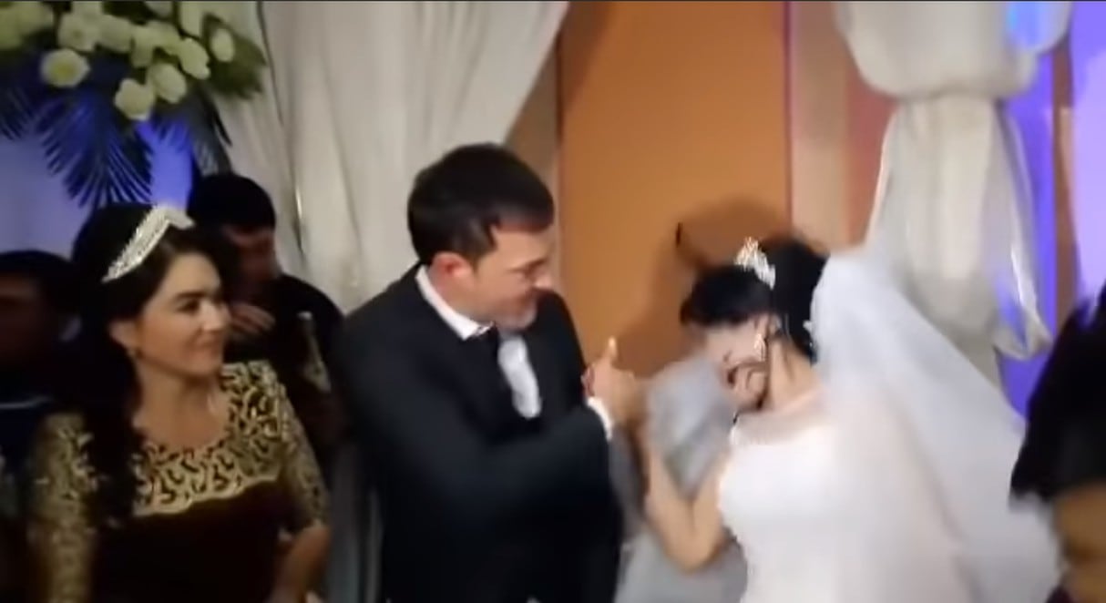 Novio golpea a esposa en plena boda porque no le gustó broma del pastel.