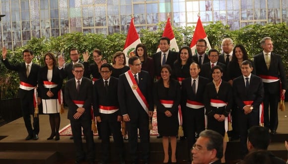 Martín Vizcarra tomó juramento a nuevo gabinete de Vicente Zeballos tras cierre del Congreso