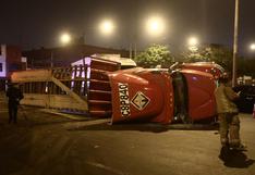 Caos en el Cercado de Lima: tráiler se vuelca en la Plaza Unión y genera congestión vehicular
