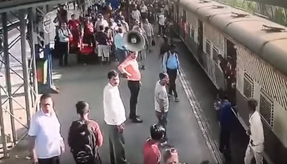 Niña se salva de morir aplastada por un tren