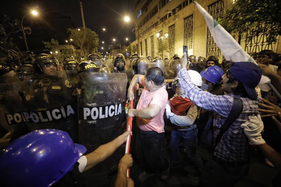 Manifestantes se enfrentaron a la Policía en el Centro de Lima. Foto: Joel Alonzo / @photo.gec