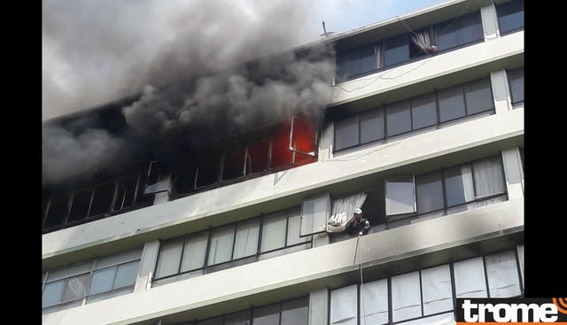 Incendio consume edificio de la cuadra 3 del jirón Camaná, en el Cercado de Lima. (Fotos: GEC/ Lino Chipana)