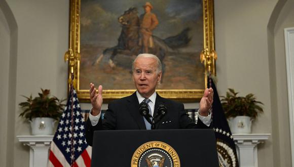 El presidente de EE. UU., Joe Biden, brinda actualizaciones sobre el conflicto Ucrania-Rusia en la Sala Roosevelt de la Casa Blanca en Washington, DC, el 21 de abril de 2022. - Biden dice que le pedirá al Congreso que amplíe la ayuda militar a Ucrania. (Foto de Jim WATSON / AFP)