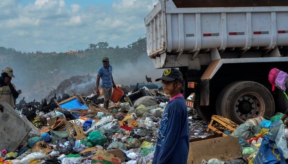 Una niña hurga en la basura en el vertedero Picarreira del barrio Cidade das Aguas, en Pinheiro, estado de Maranhao, Brasil. (Foto: JOAO PAULO GUIMARAES / AFP)