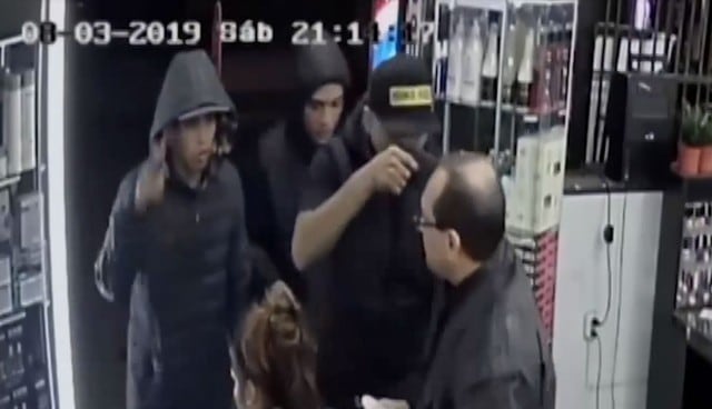 El impactante momento en el que ladrones armados golpean a barbero y roban a madre con niño de 2 añitos. Foto: Captura de América Noticias