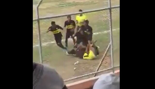 Futbolistas agarraron a patadas y puñetes a árbitro y juez de línea porque no le cobraron una falta. (Capturas de video)