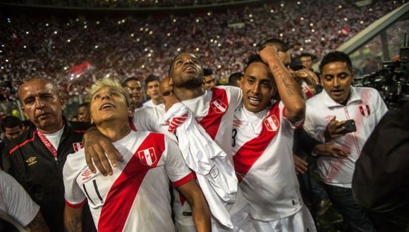 Desde el 2017, cada 15 de noviembre se celebra el "Día del Hincha Peruano". El motivo es emocionante. Tras 36 años de espera, la selección peruana cerró su clasificación al Mundial Rusia 2018 en el repechaje contra Nueva Zelanda. La foto muestra a tres autores de las larguísimas Eliminatorias. Ruidíaz y su gol agónico ante Venezuela, Farfán y su tanto definitivo contra Nueva Zelanda, y Christian Cueva y esa impronta del pícaro juego blanquirrojo. | Foto: AFP