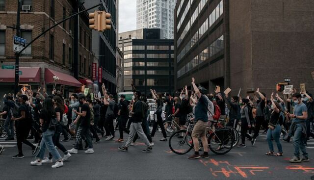 Manifestantes que denuncian la brutalidad policial y el racismo sistémico marchan en una calle del barrio de Brooklyn de la ciudad de Nueva York. (Scott Heins/Getty Images/AFP).