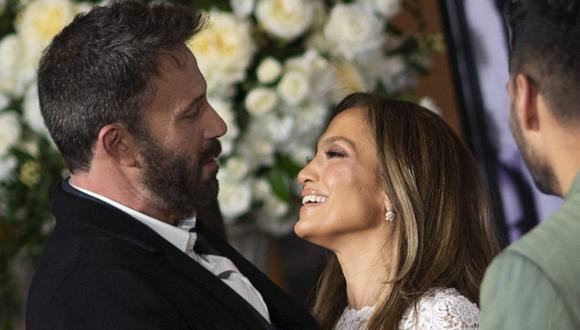 Jennifer Lopez y Ben Affleck estuvieron en la proyección especial de 'Marry Me' en Los Ángeles y demostraron lo enamorados que están. (Foto: VALERIE MACON / AFP)