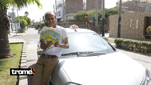 Taxista vende su libro a pasajeros. Foto: Piko Tamashiro