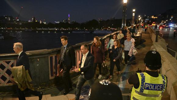 Los miembros del público hacen cola en el puente Lambeth en Londres el 14 de septiembre de 2022 para ver el ataúd de la reina Isabel II de Gran Bretaña, en el Westminster Hall. (Foto de Louisa Gouliamaki / AFP)