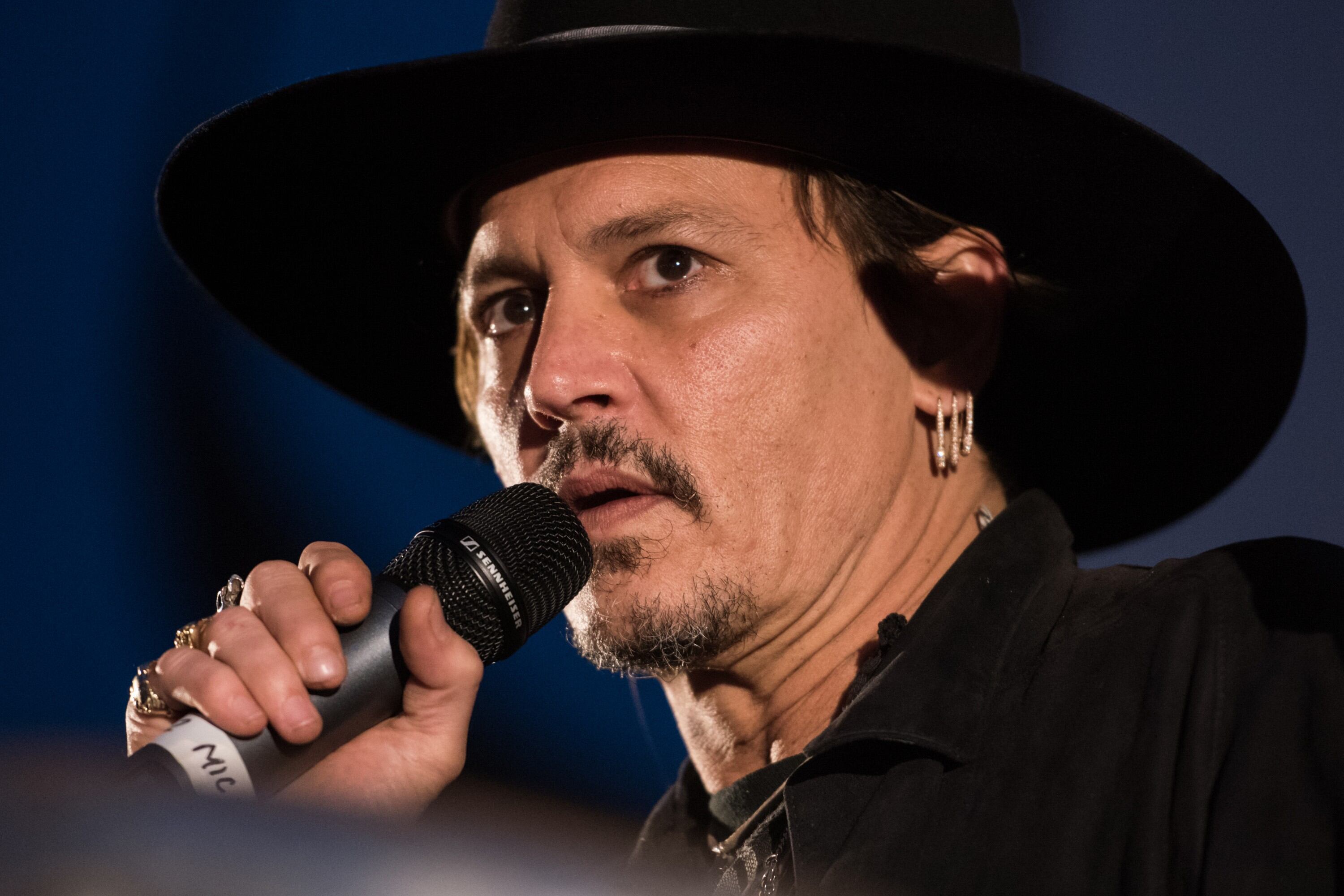 El actor Johnny Depp se disculpó el viernes por bromear en un festival de música sobre el presidente Donald Trump siendo asesinado, lo que provocó una reacción de enojo.