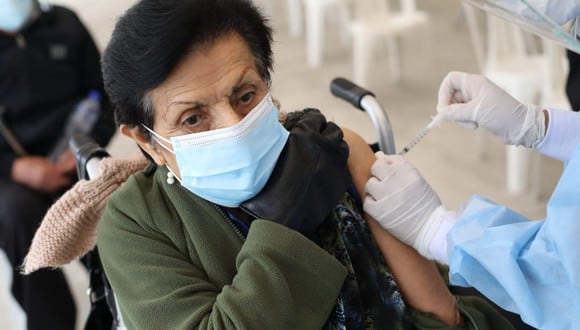 Personas indocumentadas pueden ser vacunadas contra el COVID-19 acercándose a los centros de inmunización. (Foto: GEC)