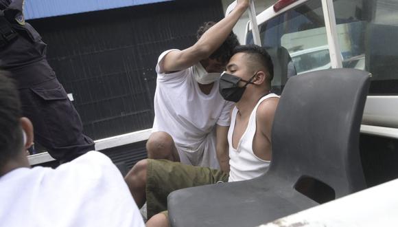 El presidente Nayib Bukele llamó este jueves a los padres a mantener a sus hijos fuera de las pandillas para evitar " prisión o muerte", un día después de que El Salvador quintuplicara la pena máxima de cárcel para dicha membresía. (Foto por MARVIN RECINOS / AFP)