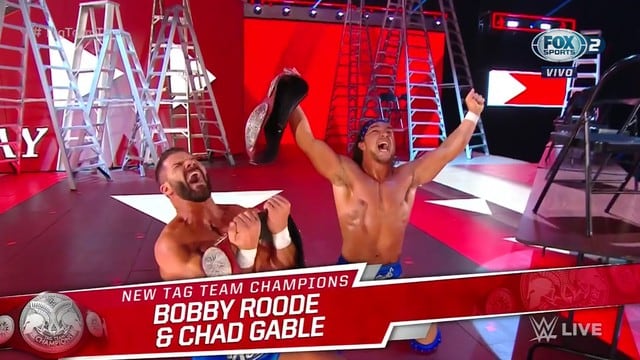 Bobby Roode y Chad Gable conquistaron los títulos en pareja de Monday Night RA. (WWE),
