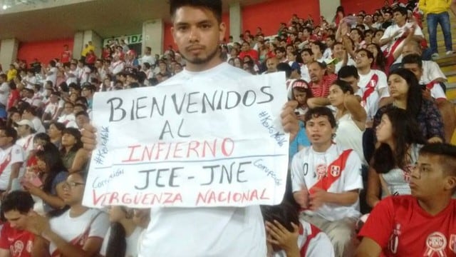 Tal como se anunció, un grupo de hinchas protestó contra Keiko Fujimori y el JNE en Estadio Nacional, previo al Perú vs. Venezuela.  (Foto: Facebook)