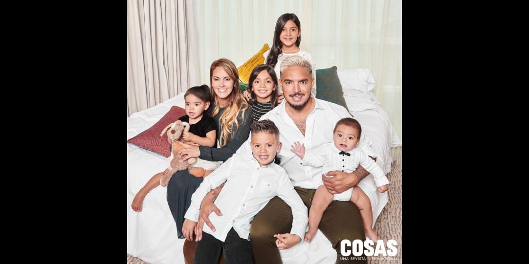 Juan Manuel Vargas y su familia posan para revista (Cosas Perú)