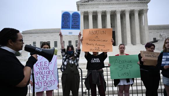 La Corte Suprema está a punto de anular el derecho al aborto en EE. UU., según un borrador filtrado de una opinión mayoritaria eso destrozaría casi 50 años de protecciones constitucionales.  (Foto de Brendan SMIALOWSKI / AFP)