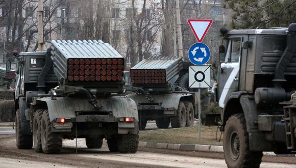 Los vehículos militares del ejército ruso se ven en Armyansk, Crimea. (Foto: STRINGER / AFP)
