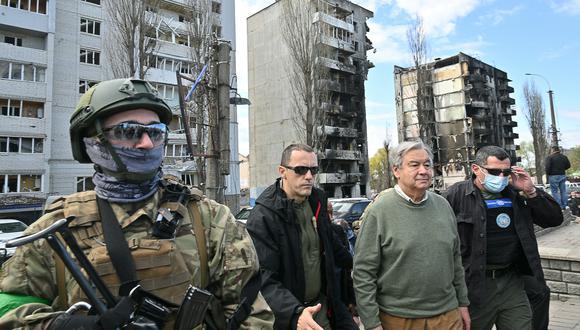 El secretario general de la ONU, Antonio Guterres (2D), camina durante una visita a Borodianka, en las afueras de Kiev, el 28 de abril de 2022. (Foto de Serguéi SUPINSKY / AFP)