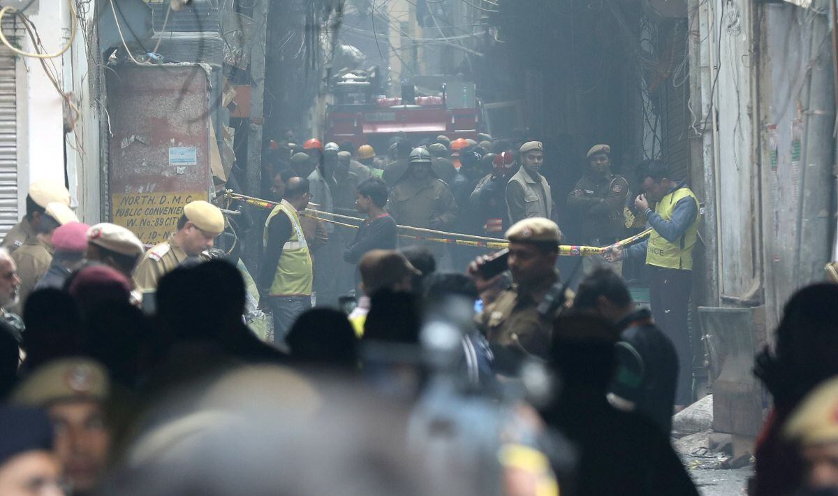 Al menos 43 personas murieron el domingo de madrugada en el incendio de una fábrica en Nueva Delhi. (EFE)