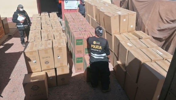 En el almacén de Aduanas, en presencia del fiscal, se procedió a la apertura y conteo de lo incautado, determinándose que había 1,987000 cigarrillos ilegales.