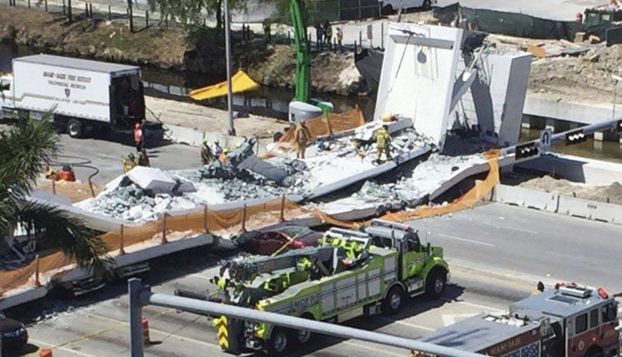 Puente peatonal se derrumba en Miami. Foto: AFP