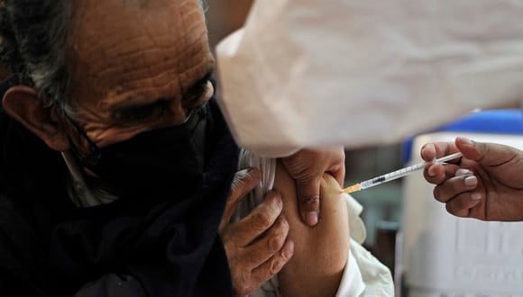 Un anciano recibe dosis de la vacuna contra Covid-19, en la Universidad Superior de San Andrés (UMSA), en La Paz. (Foto: JORGE BERNAL / AFP)