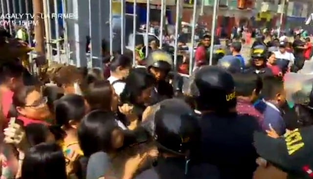 Se desata el caos en Gamarra durante ingreso peatonal por jirón Unanue. Foto: Captura de ATV +