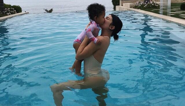 Así bromeó Kylie Jenner con foto de su hija durante visita a un acuario. (Foto: kyliejenner)