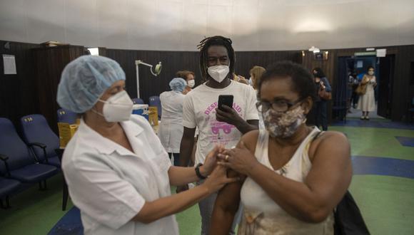 Brasil vive en estos momentos el peor momento de la pandemia desde que registró el primer caso de coronavirus el 26 de febrero de 2020, que fue además el primero en Latinoamérica. (Foto: Mauro PIMENTEL / AFP)
