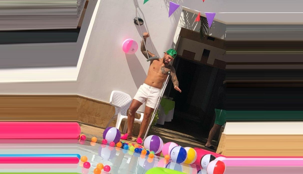 Maluma celebró brindando en una piscina durante una fiesta sorpresa previa a su cumpleaños. (Foto: @crewmalumabra)