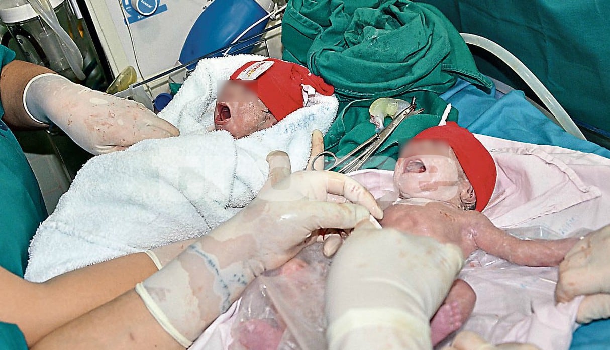 Padres de adorables cuatrillizos nacidos en el hospital ‘San Bartolomé’ piden a PPK y Nancy Lange como padrinos