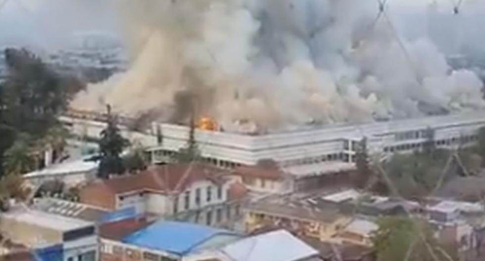 Imagen del incendio que afecta este sábado las dependencias del Hospital San Borja Arriarán en Santiago de Chile, Chile. (Captura de video/Twitter).