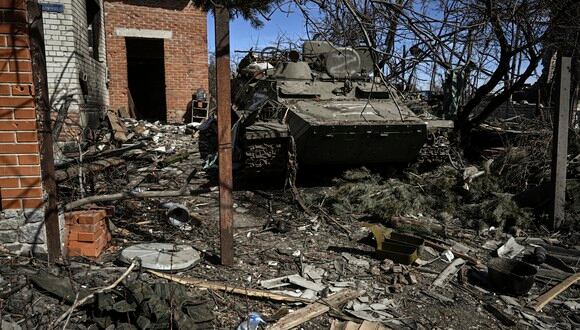 Un vehículo blindado ruso abandonado en la aldea de Mala Rogan, al este de Járkov, después de que las tropas ucranianas lo recuperaran. (Foto de Aris Messinis / AFP)