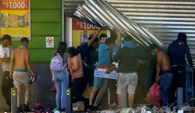 Las violentas protestas en Santiago incluyeron saqueos en centros comerciales. (Foto: AFP)
