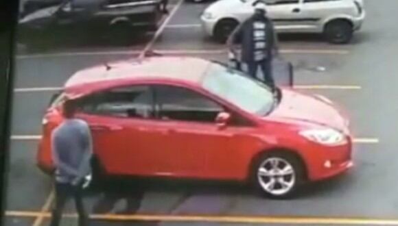 Imágenes muestran el robo en un estacionamiento. (Foto: Captura)