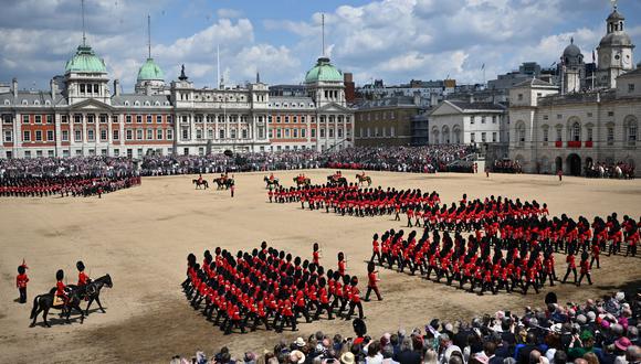 Los miembros de la división de Hogares participan en el Desfile del Cumpleaños de la Reina, el Trooping the Colour, como parte de las celebraciones del jubileo de platino de la Reina Isabel II, en Londres el 2 de junio de 2022. (Foto de Jeff Mitchell / varias fuentes / AFP)