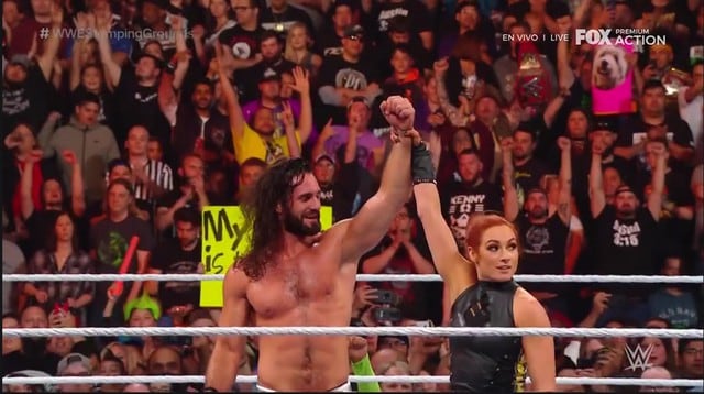 Oportuna aparición de Becky Lynch evitó que su novio Seth Rollins pierda el cinturón. (Captura Fox Action)