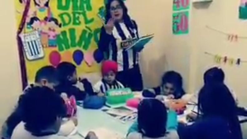 Profesora de inicial enseña a sus alumnos la historia de Alianza Lima por el Día del Niño