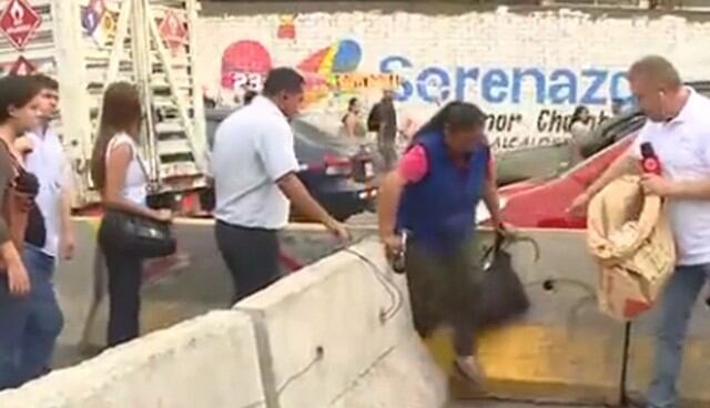 Sacan a peatones que transitaban por vía en obras de Línea 2 del Metro de Lima. Foto: Captura de América Noticias