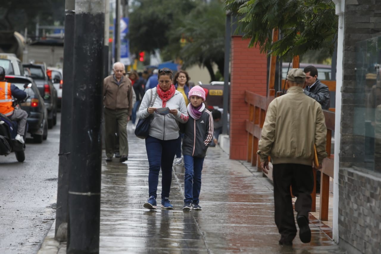 Personas que han optado por usar vestimenta que los proteja de las bajas temperaturas. (Fotos: Mario Zapata Nieto)