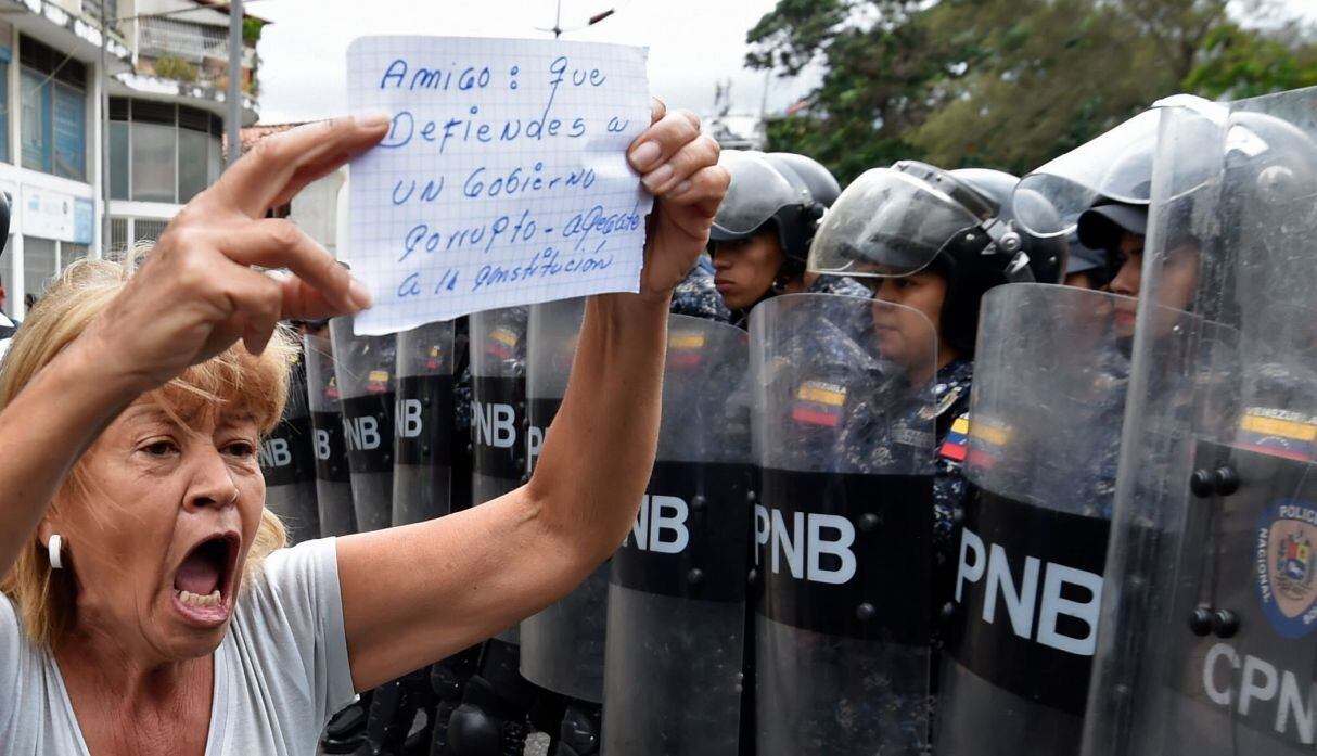 Guaidó pide a la Fuerza Armada de Venezuela respaldar un gobierno de transición. (Foto: AFP)