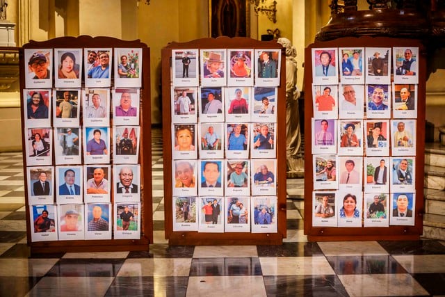 Los rostros de los fallecidos por coronavirus se lucen en estantes ubicados al interior de la Catedral de Lima. (Foto: Arzobispado de Lima)