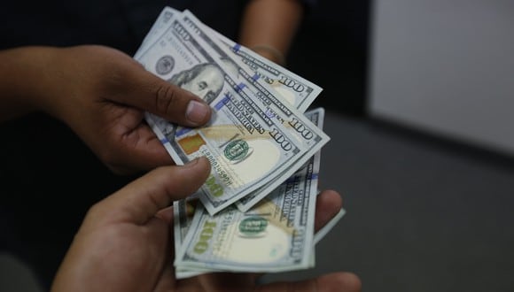 En la sesión del jueves, la moneda local cotizaba en 22,9300 por dólar, según Reuters. (Foto: GEC)