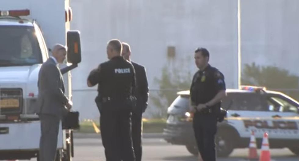 Imagen de policías en el condado de Suffolk, en la periferia de Nueva York. El hijo fue rápidamente capturado, y brevemente hospitalizado. (Captura de video / CBS New York).