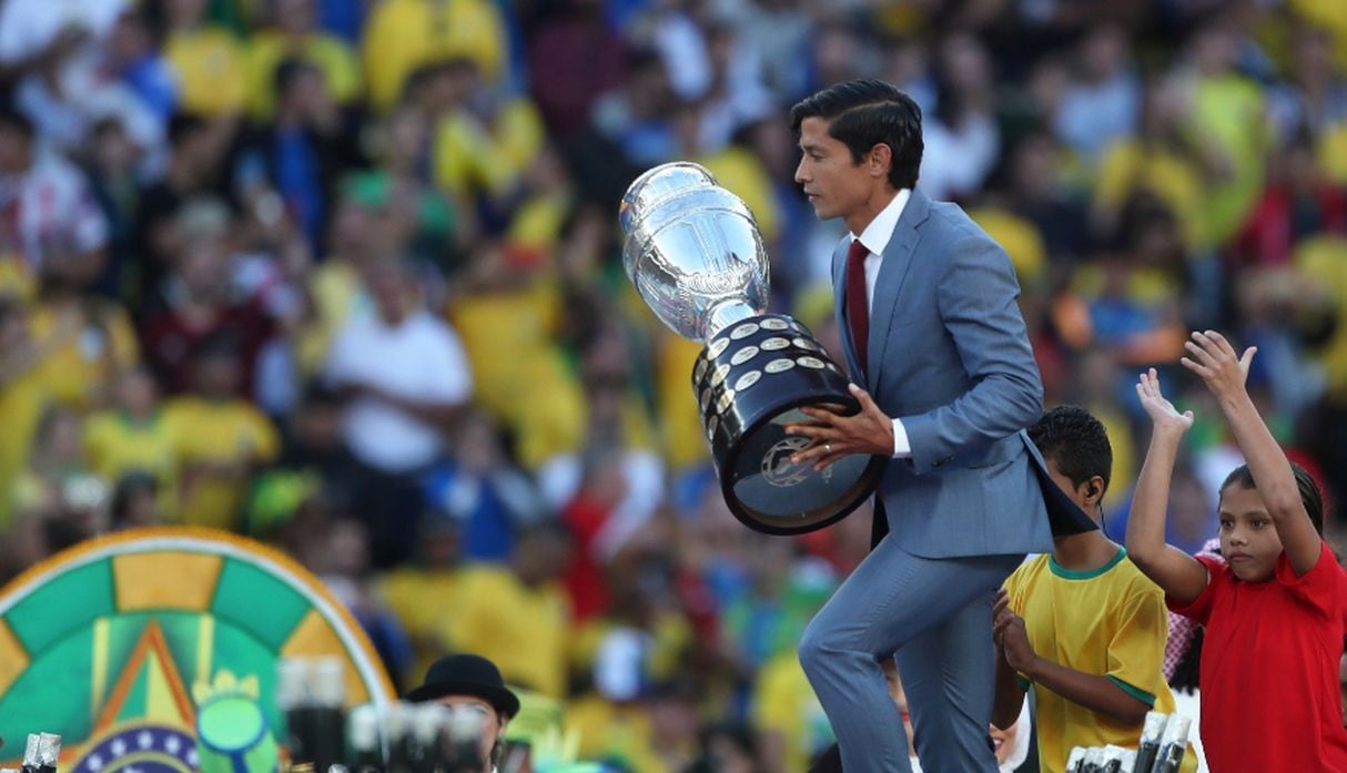 Matías Fernández entregó la Copa América que Chile ganó en 2015. (Fotos: Agencias)