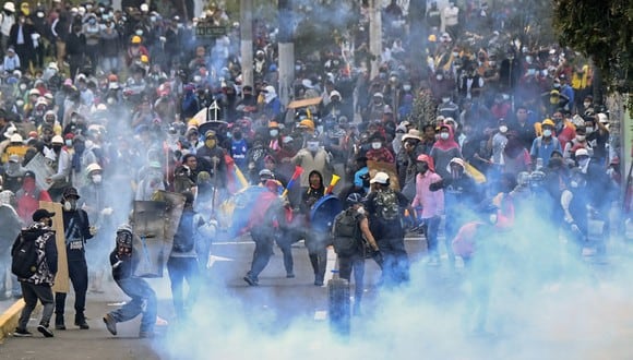 Manifestantes chocan con la policía en los alrededores del Parque Arbolito en Quito el 23 de junio de 2022, en el marco de las protestas lideradas por indígenas contra el gobierno. - Indígenas ecuatorianos han llegado a la capital, Quito, de todo el país para protestar por los altos precios del combustible y el aumento del costo de vida, prometiendo quedarse hasta que el gobierno cumpla con sus demandas o caiga. (Foto por MARTÍN BERNETTI / AFP)