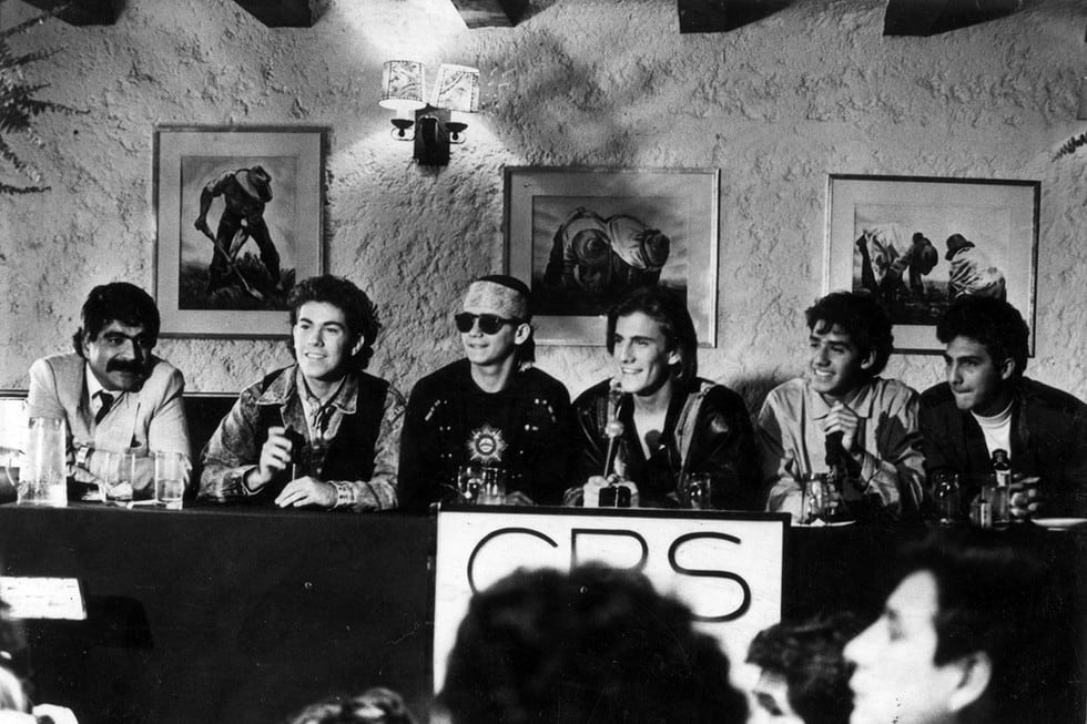 Magneto se colocó como una de las bandas pop masculinas más populares de la década de los 80; sus integrantes fueron amores platónicos de las jóvenes que cantaban a todo pulmón éxitos como “Vuelva, vuela”, “Mira, mira, mira” y “La puerta del colegio”, entre otros. Magneto nace en México el 14 de febrero de 1983, con Eddie, Xavier Fux, Juan Botello, Pepe Ovadia y Elías Cervantes como integrantes originales, la agrupación conquistó el medio y a la fecha, es recordada con mucho cariño por las personas que crecieron escuchando su música.